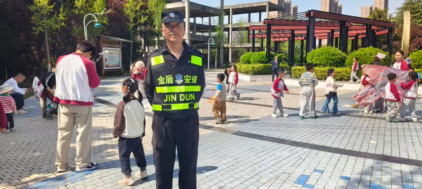 守护学生春游   彰显社会责任